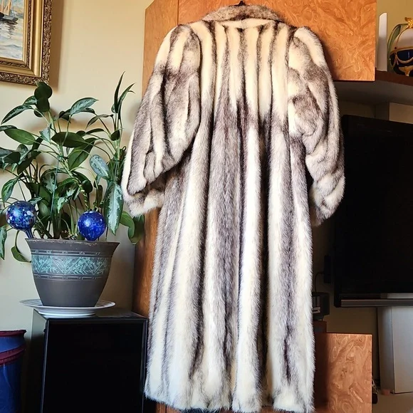Luxurious Vintage Long Mink Fur Coat - Picture 3 of 6
